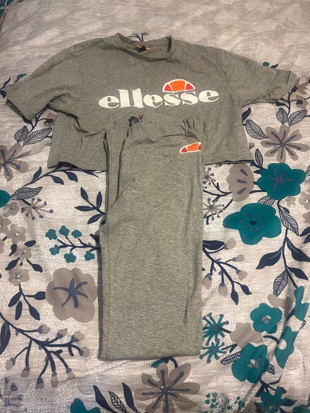 NWT! Women’s Ellesse Gray Cropped Top Tee size S and Leggings size M Set